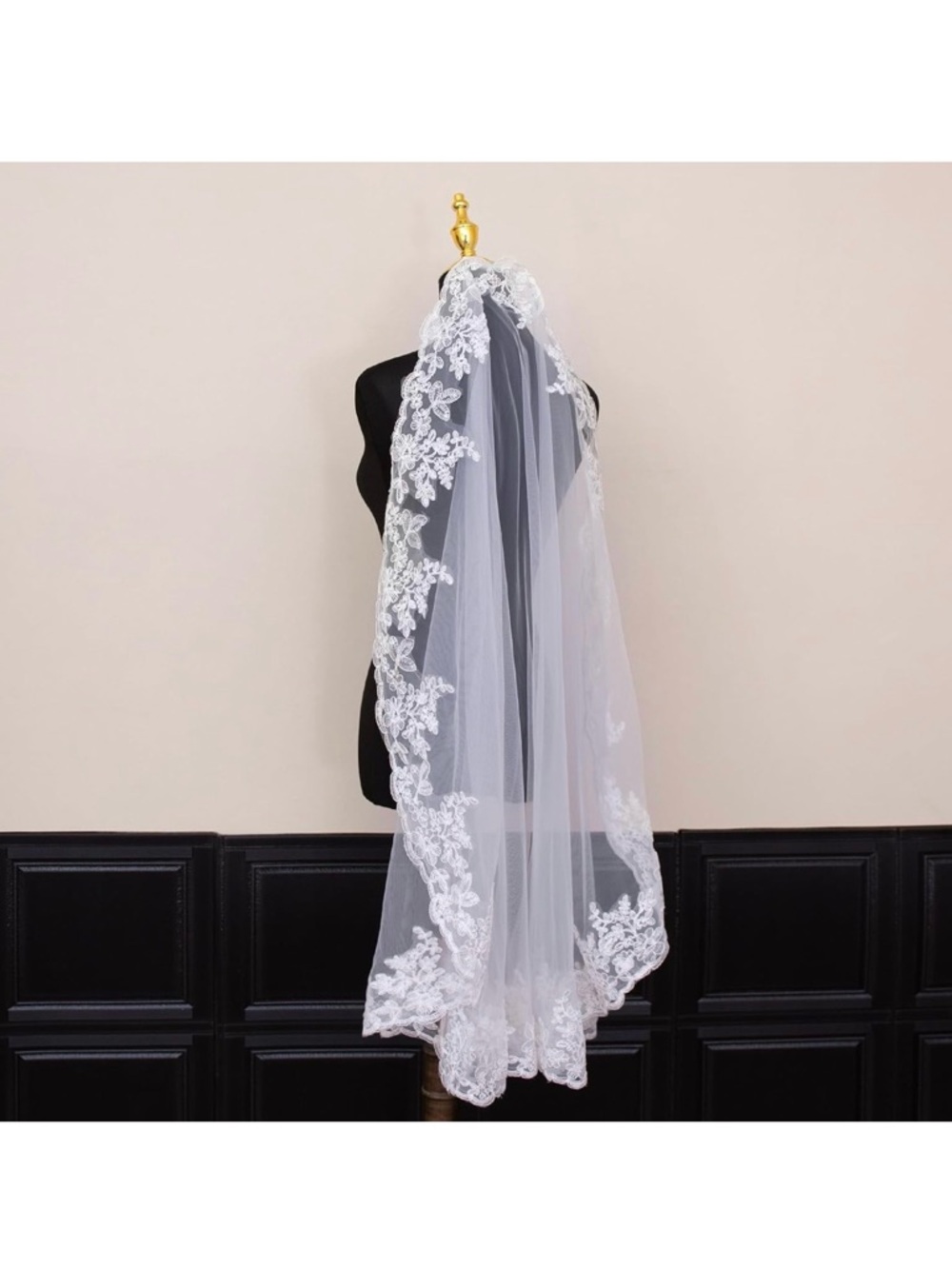 Bridal Mantilla Lace Flower Veil,1 Tier Cathedral Fingertip Length w/ Metal Comb - Picture 2 of 3